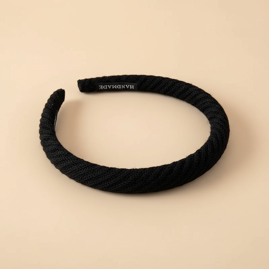 Serre-tête Fin Femme Texturé Noir — Packshot fond beige — Les Jolies Têtes
