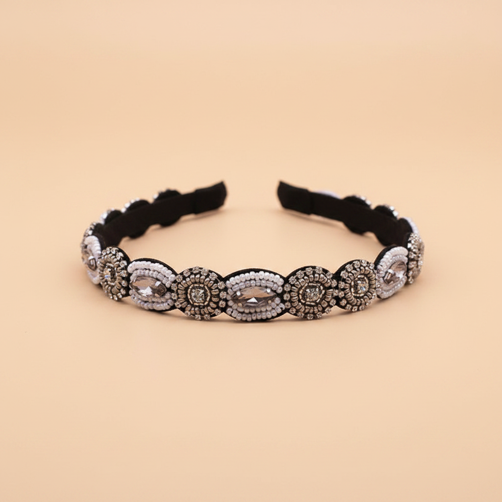 Bandeau Cheveux Bijou Femme Perles et Strass Argent Rosaces — Packshot fond beige — Les Jolies Têtes