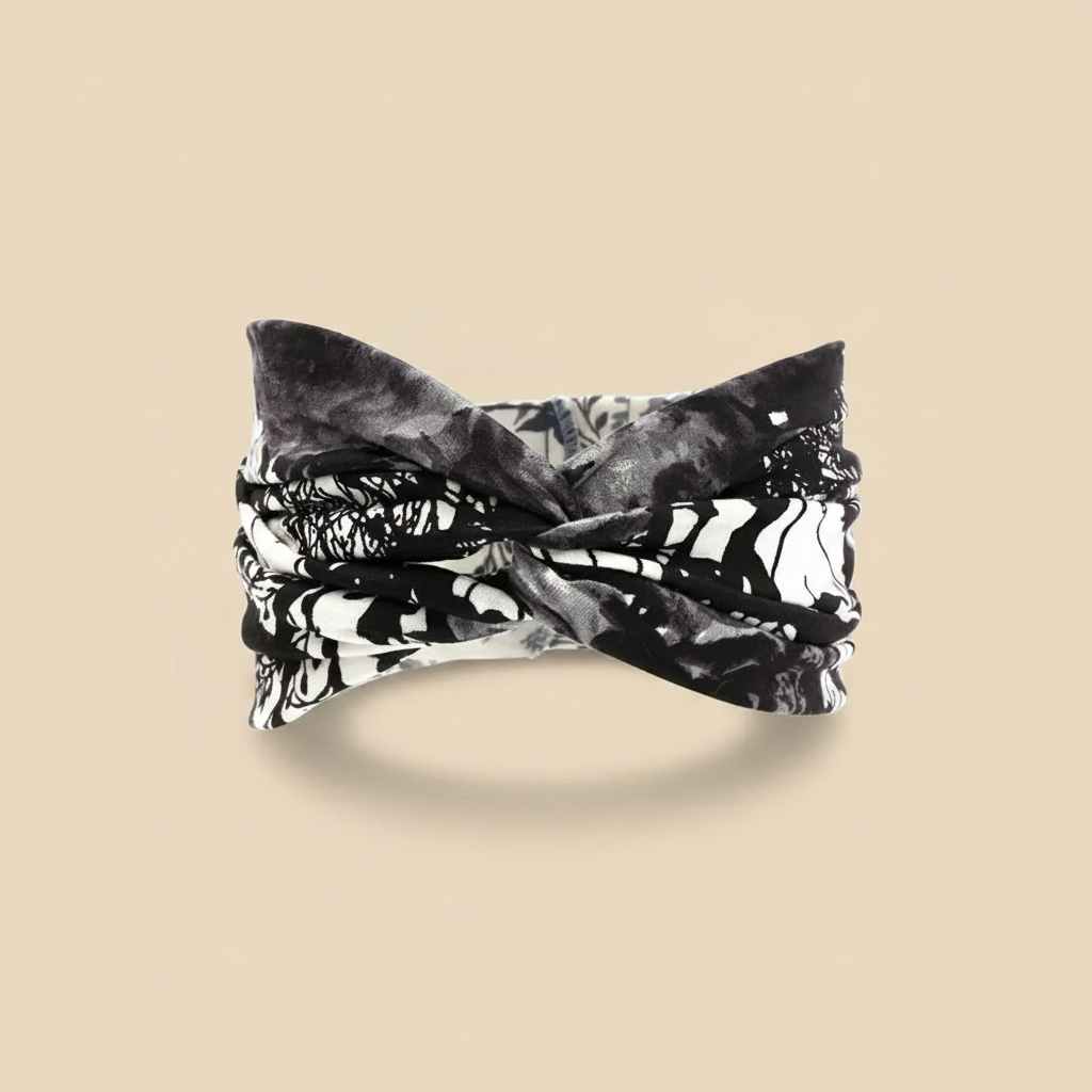 Bandeau Cheveux Croisé Femme Tissu Imprimé Abstrait Noir Blanc — Packshot fond beige — Les Jolies Têtes