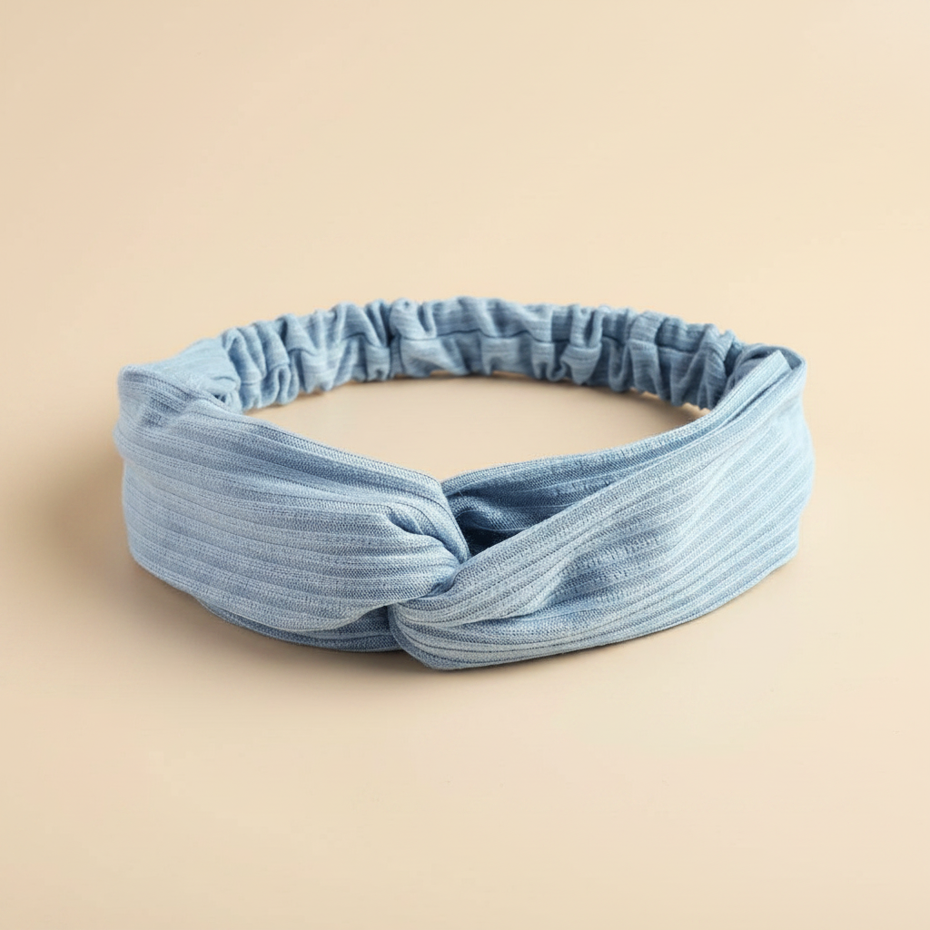 Bandeau Croisé Femme Tissu Côtelé Bleu Ciel — Packshot fond beige — Les Jolies Têtes