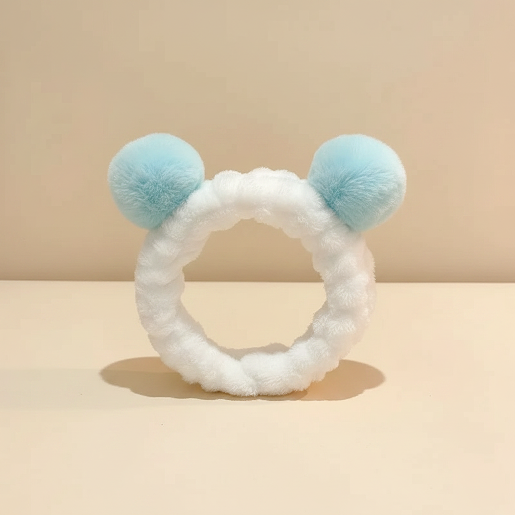 Bandeau Maquillage Pompons Femme Peluche Blanc et Bleu Ciel — Packshot fond beige — Les Jolies Têtes