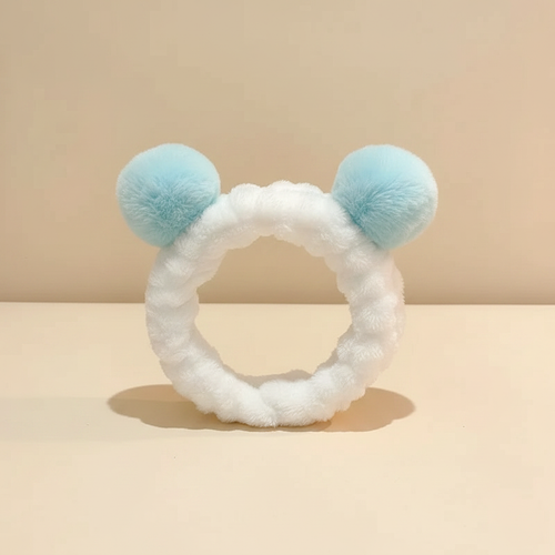 Bandeau Maquillage Pompons Femme Peluche Blanc et Bleu Ciel — Packshot fond beige — Les Jolies Têtes