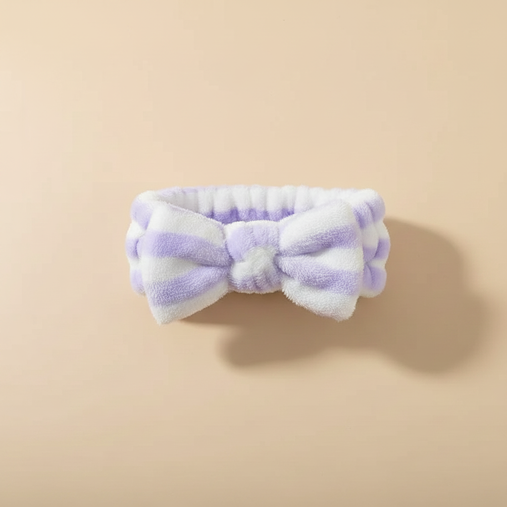 Bandeau Nœud Soin Femme Peluche Rayé Blanc et Lavande — Packshot fond beige — Les Jolies Têtes