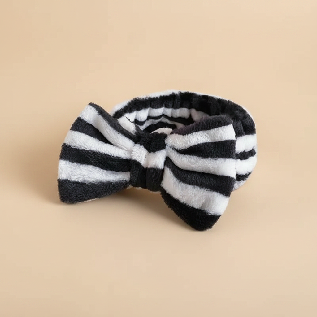 Bandeau Nœud Soin Femme Peluche Rayé Noir et Blanc — Packshot fond beige — Les Jolies Têtes