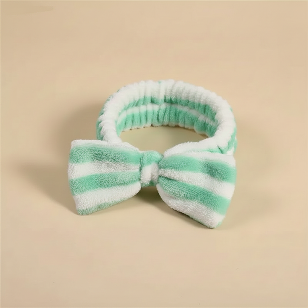 Bandeau Nœud Soin Femme Peluche Rayé Vert Menthe et Blanc — Packshot fond beige — Les Jolies Têtes