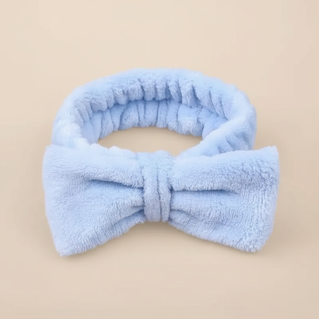 Bandeau Nœud Soin Femme Tissu Bleu Ciel — Packshot fond beige — Les Jolies Têtes