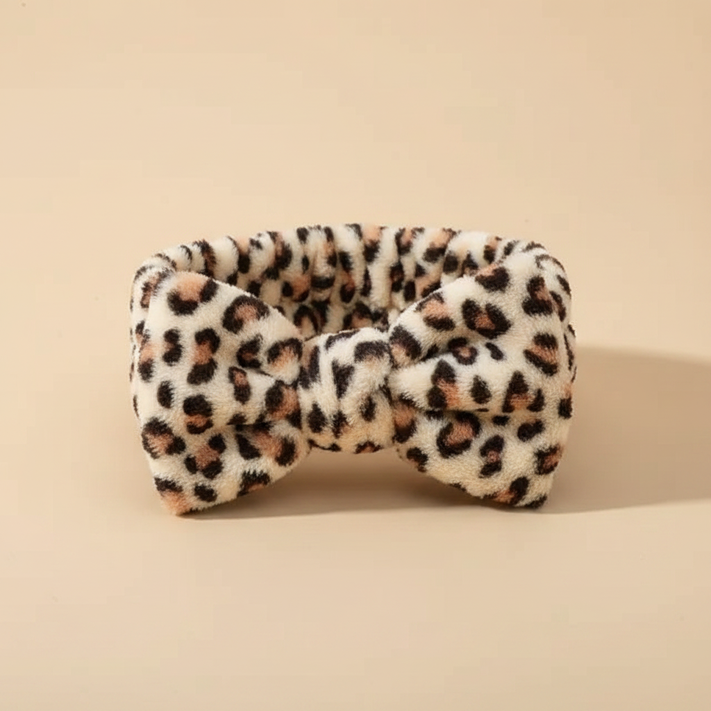 Bandeau Nœud Spa Femme Imprimé Léopard Crème Beige Marron — Packshot fond beige — Les Jolies Têtes