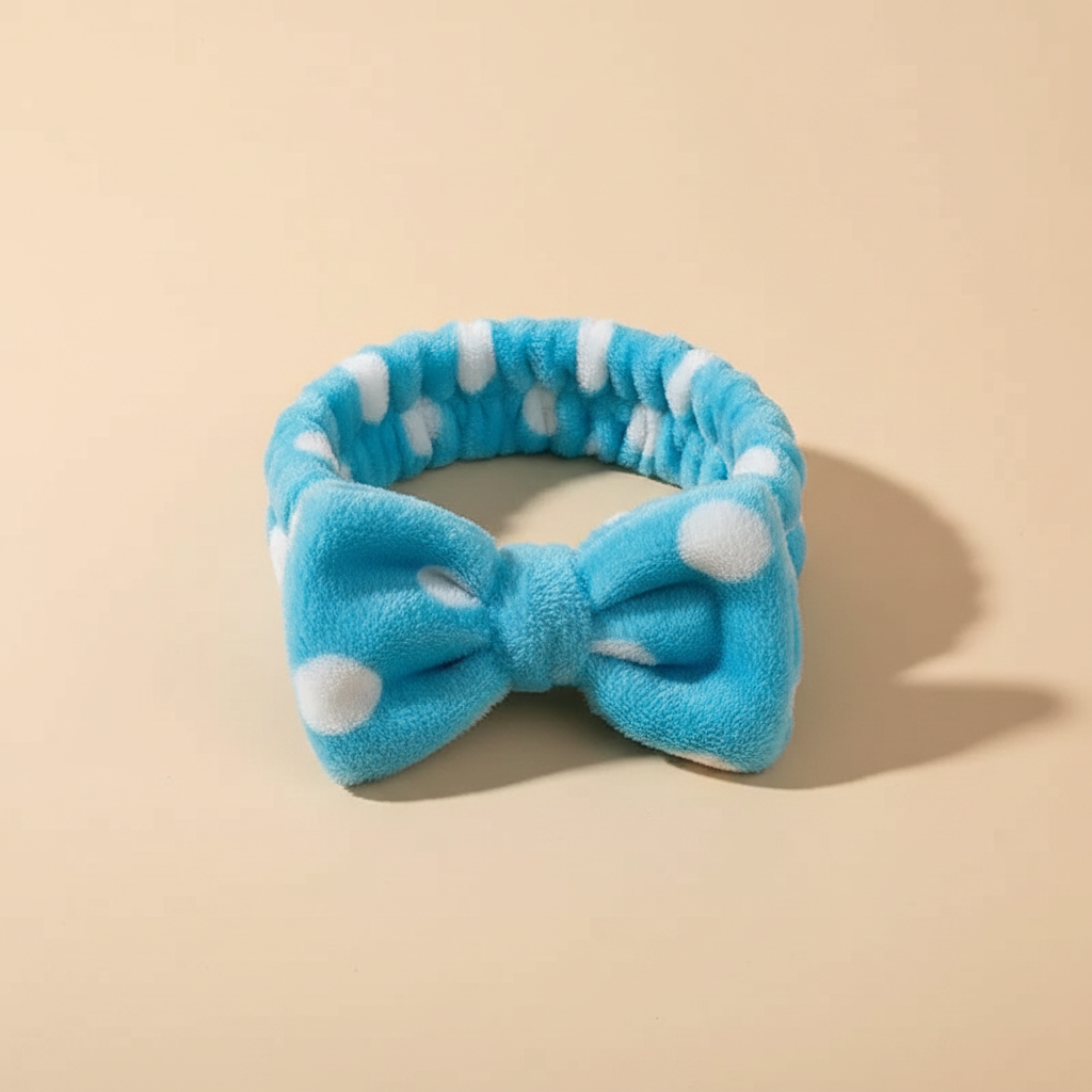 Bandeau Nœud Spa Femme Peluche Bleu Ciel à Pois Blanc — Packshot fond beige — Les Jolies Têtes
