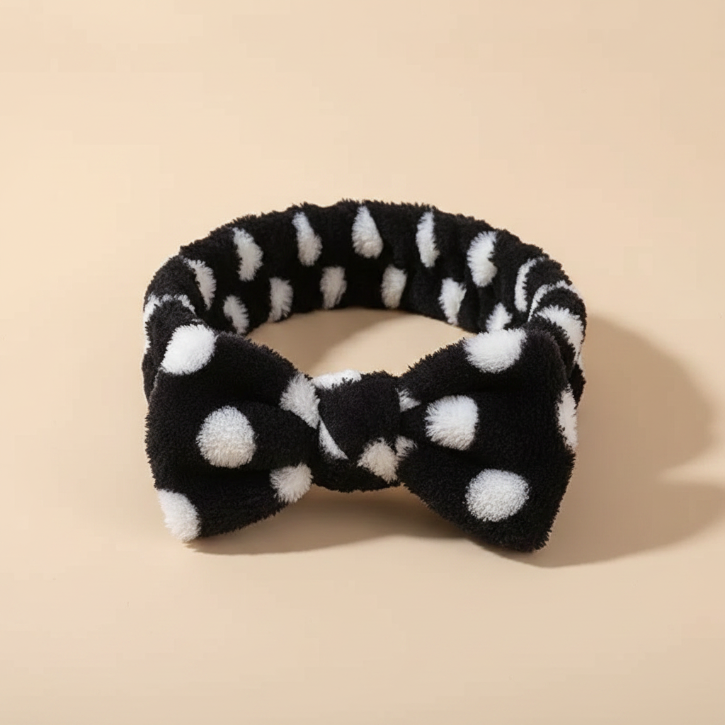 Bandeau Nœud Spa Femme Peluche Noir à Pois Blanc — Packshot fond beige — Les Jolies Têtes