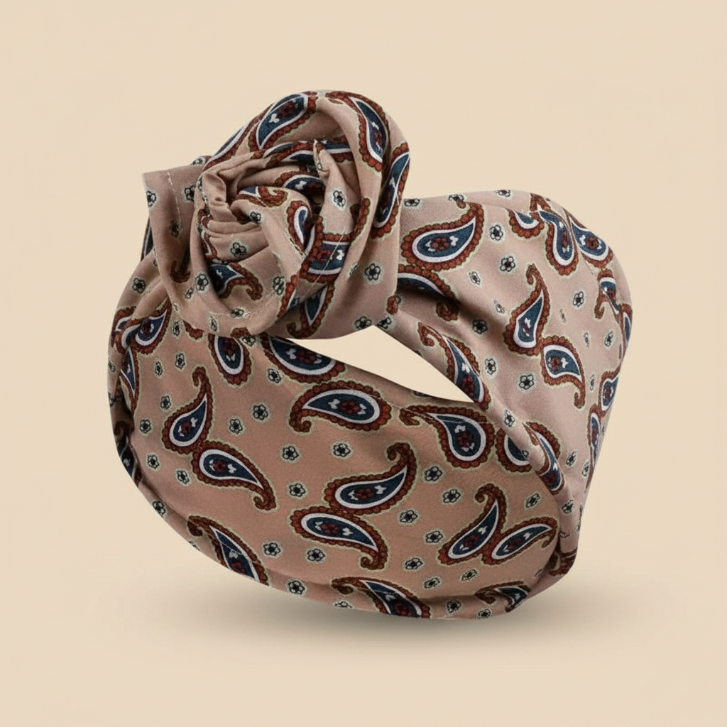 Bandeau Nœud Turban Femme Rigide Imprimé Paisley Beige Rosé — Packshot fond beige — Les Jolies Têtes