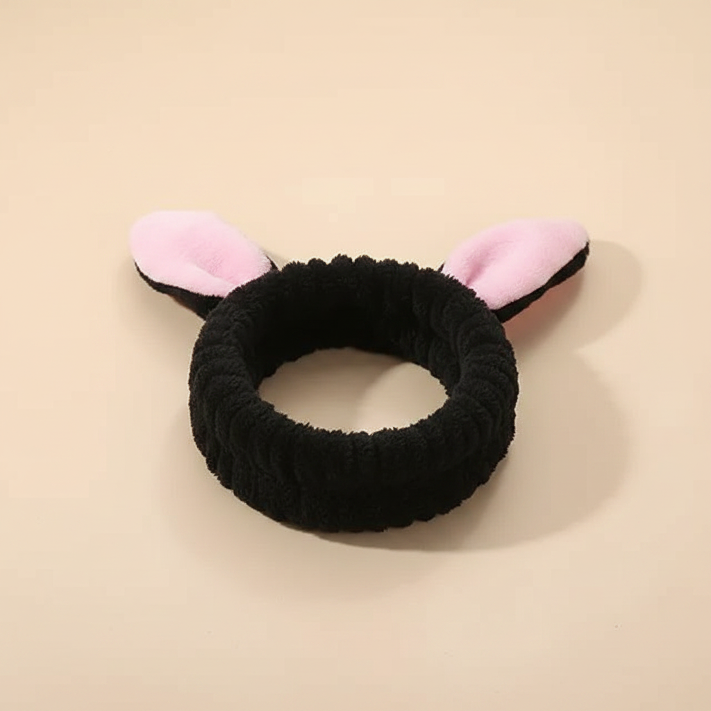 Bandeau Spa Oreilles Lapin Femme Peluche Noir — Packshot fond beige — Les Jolies Têtes