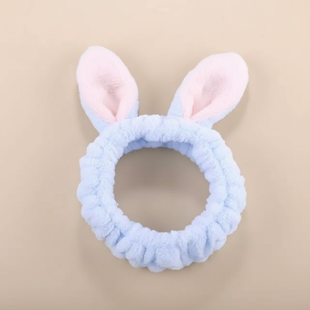 Bandeau Soin Visage Lapin Femme Bleu Ciel — Packshot fond beige — Les Jolies Têtes