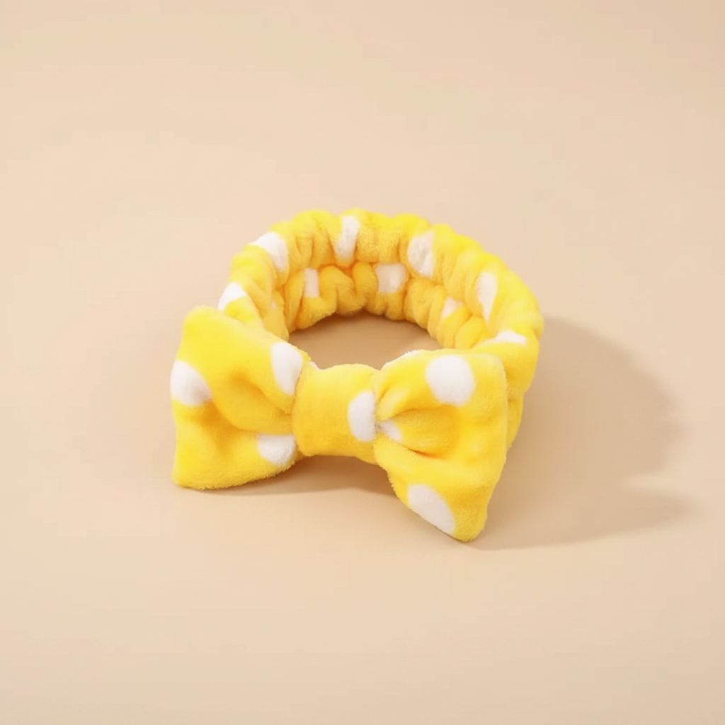Bandeau Soin Visage Nœud Femme Peluche Jaune à Pois Blancs — Packshot fond beige — Les Jolies Têtes