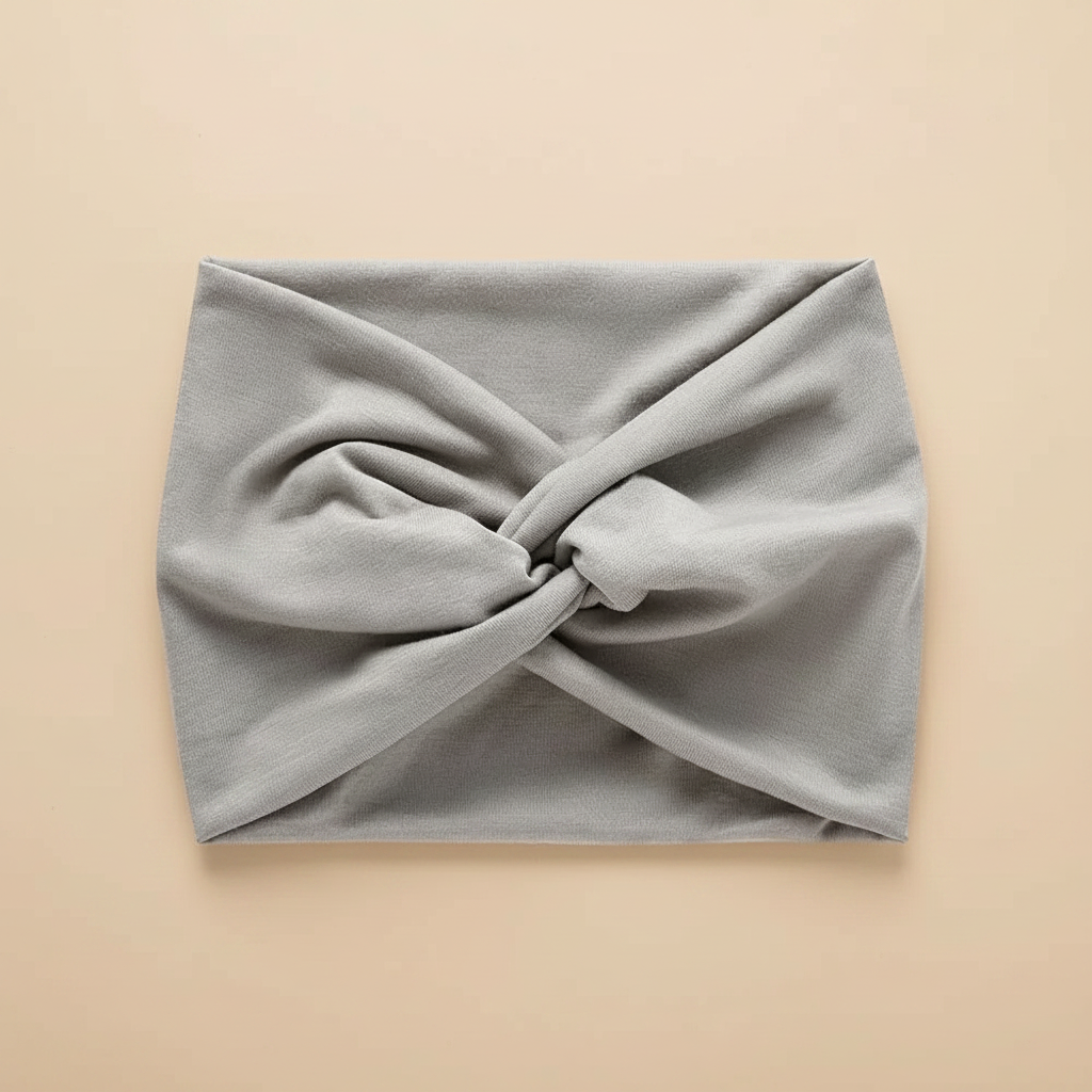 Bandeau Turban Femme Tissu Gris Perle — Packshot fond beige — Les Jolies Têtes