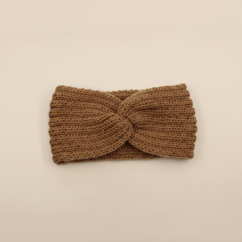 Bandeau Twist Femme Laine Camel — Packshot fond beige — Les Jolies Têtes