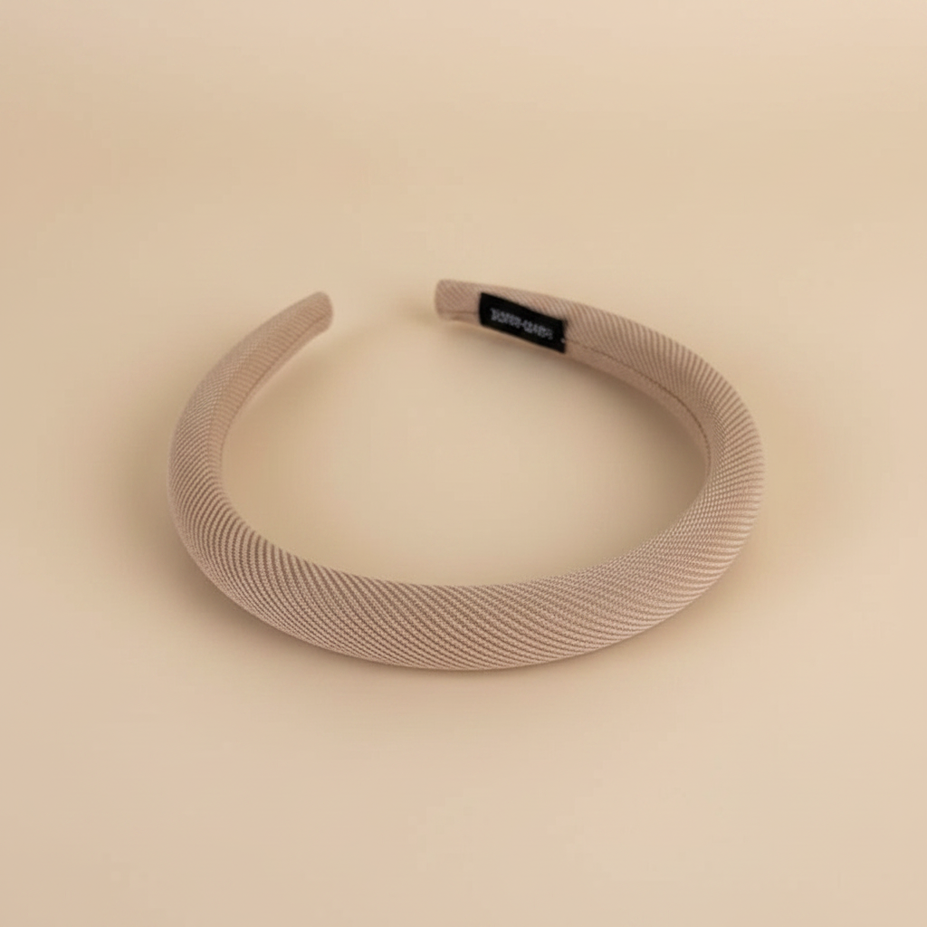 Serre-Tête Fin Femme Tissu Texturé Beige Nude — Packshot fond beige — Les Jolies Têtes
