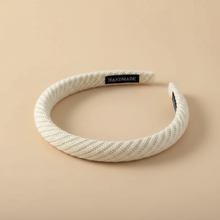 Serre-tête Fin Femme Texturé Ivoire — Packshot fond beige — Les Jolies Têtes