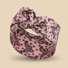 Bandeau Nœud Turban Femme Rigide Imprimé Paisley Rose Poudré — Packshot fond beige — Les Jolies Têtes