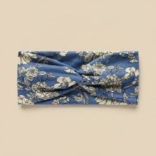 Bandeau Cheveux Croisé Femme Tissu Fleuri Bleu Ciel et Ivoire — Packshot fond beige — Les Jolies Têtes