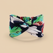 Bandeau Turban Croisé Femme Tissu Imprimé Tropical Bleu Marine Vert — Packshot fond beige — Les Jolies Têtes