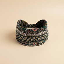 Bandeau Cheveux Ethnique Femme Tissu Noir et Multicolore — Packshot fond beige — Les Jolies Têtes