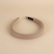 Serre-Tête Fin Femme Tissu Texturé Beige Nude — Packshot fond beige — Les Jolies Têtes