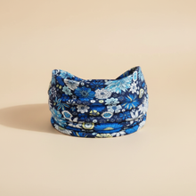 Bandeau Cheveux Fleurs Femme Tissu Bleu, Blanc et Jaune — Packshot fond beige — Les Jolies Têtes
