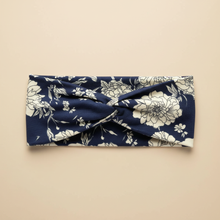 Bandeau Cheveux Croisé Femme Tissu Fleuri Bleu Marine et Ivoire — Packshot fond beige — Les Jolies Têtes