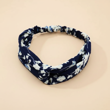 Bandeau Cheveux Croisé Femme Tissu Bleu Marine Fleuri Blanc — Packshot fond beige — Les Jolies Têtes