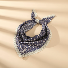 Bandeau Femme Tissu Dentelle Bleu Nuit Fleuri — Packshot fond beige — Les Jolies Têtes