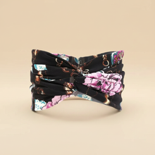 Bandeau Turban Croisé Femme Tissu Imprimé Baroque Floral Noir Rose — Packshot fond beige — Les Jolies Têtes