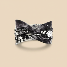 Bandeau Cheveux Croisé Femme Tissu Imprimé Abstrait Noir Blanc — Packshot fond beige — Les Jolies Têtes