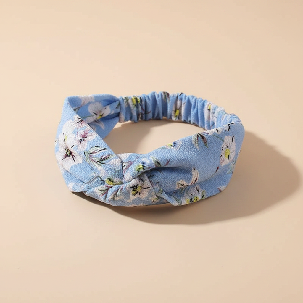 Bandeau Cheveux Croisé Femme Tissu Bleu Ciel Fleuri — Packshot fond beige — Les Jolies Têtes