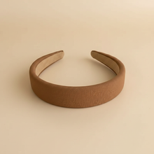 Serre-Tête Large Femme Tissu Camel — Packshot fond beige — Les Jolies Têtes