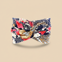 Bandeau Turban Croisé Femme Tissu Imprimé Paisley Floral Bleu Marine Corail — Packshot fond beige — Les Jolies Têtes