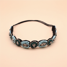Bandeau Cheveux Bijou Femme Perles et Strass Turquoise, Vert et Argent Rosaces — Packshot fond beige — Les Jolies Têtes
