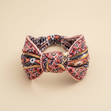 Bandeau Cheveux Ethnique Femme Tissu Rose, Orange et Noir — Packshot fond beige — Les Jolies Têtes