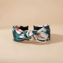 Bandeau Nœud Turban Femme Rigide Imprimé Floral Vert Émeraude — Packshot fond beige — Les Jolies Têtes