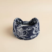 Bandeau Cheveux Bandana Femme Tissu Bleu Marine et Blanc — Packshot fond beige — Les Jolies Têtes