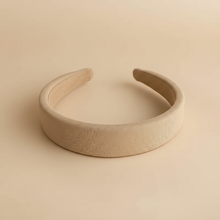 Serre-Tête Large Femme Tissu Beige Sable — Packshot fond beige — Les Jolies Têtes