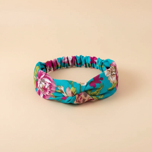 Bandeau Cheveux Croisé Femme Tissu Turquoise Fleuri Multicolore — Packshot fond beige — Les Jolies Têtes