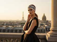 Bandeau Cheveux Bandana Torsadé Femme Tissu Noir Satiné — Modèle — éditorial — Les Jolies Têtes