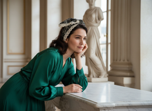 Bandeau Triangle Femme Tissu Fleuri Rétro — Modèle — éditorial — Les Jolies Têtes