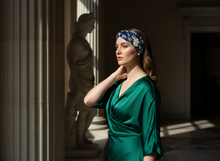 Bandeau Cheveux Croisé Femme Tissu Fleuri Bleu Marine et Ivoire — Modèle — éditorial — Les Jolies Têtes