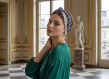Bandeau Femme Tissu Dentelle Bleu Nuit Fleuri — Modèle — éditorial — Les Jolies Têtes