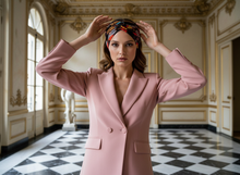 Bandeau Cheveux Croisé Femme Tissu Imprimé Feuillage Multicolore — Modèle — éditorial — Les Jolies Têtes