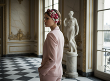 Bandeau Cheveux Fleurs Femme Tissu Rouge Bordeaux Blanc — Modèle — éditorial — Les Jolies Têtes