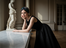 Bandeau Cheveux Croisé Femme Tissu Imprimé Tropical Bleu Marine — Modèle — éditorial — Les Jolies Têtes