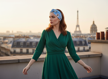 Bandeau Cheveux Croisé Femme Tissu Bleu Ciel Fleuri — Modèle — éditorial — Les Jolies Têtes