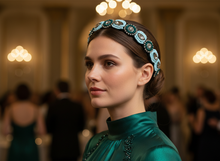Bandeau Cheveux Bijou Femme Perles et Strass Turquoise, Vert et Argent Rosaces — Modèle — éditorial — Les Jolies Têtes